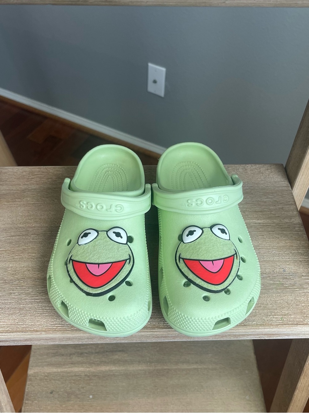 Crocs Kermit the Frog Clog Women’s Size 6 Green Disney Jibbitz Charm Comfy Swim